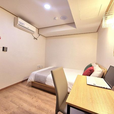 K'Stay Sinchon Seoul Bagian luar foto