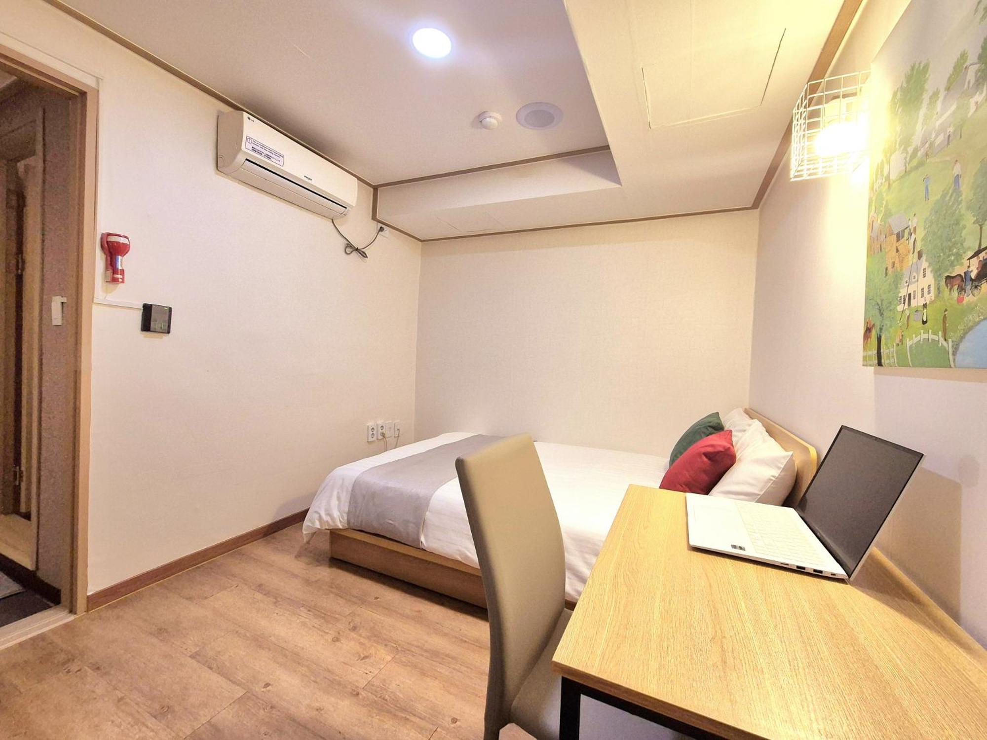 K'Stay Sinchon Seoul Bagian luar foto